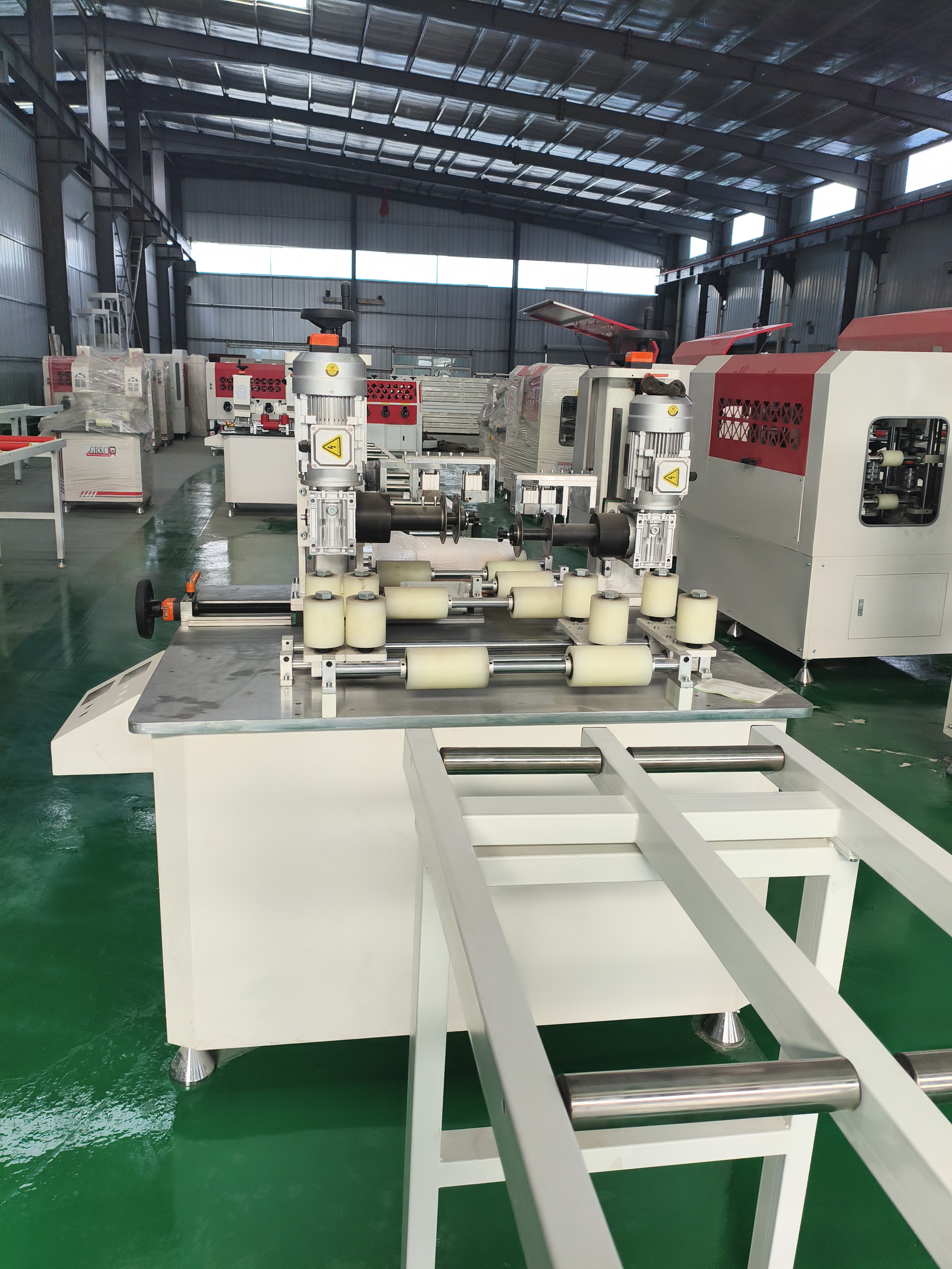 斷橋鋁開齒穿條設(shè)備如何提高鋁型材的隔熱性能